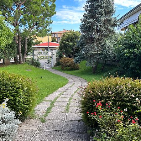 Апартаменти Gold Garda Desenzano Дезенцано-дель-Гарда Екстер'єр фото