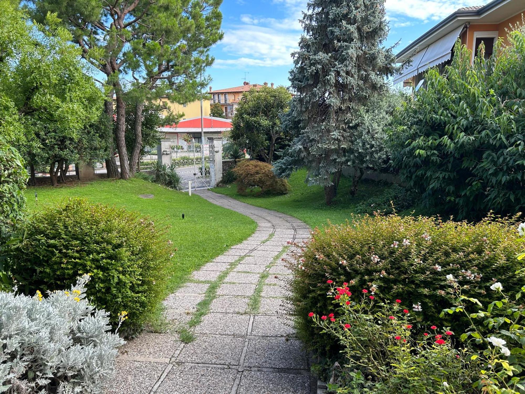 Апартаменти Gold Garda Desenzano Дезенцано-дель-Гарда Екстер'єр фото