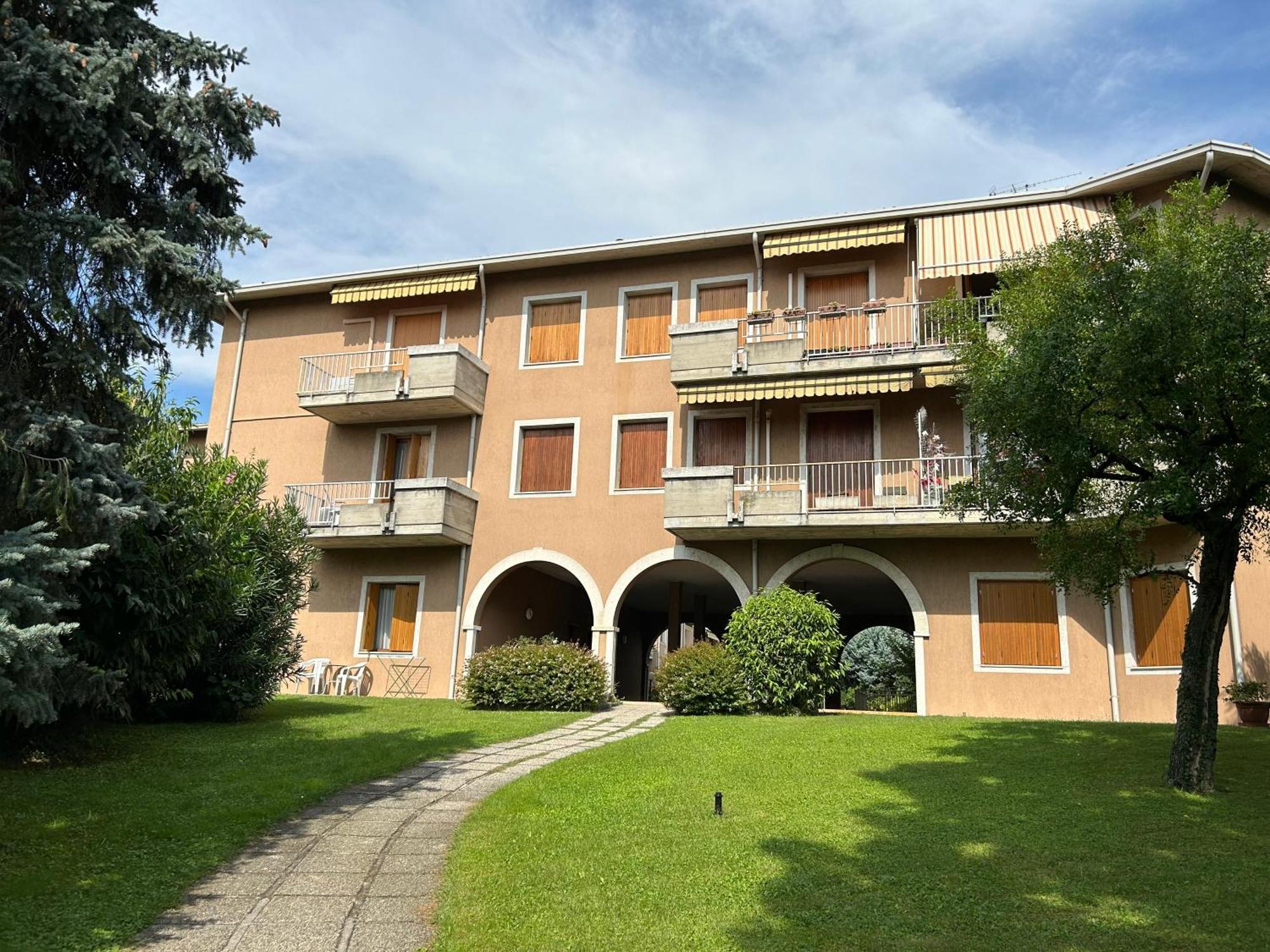 Апартаменти Gold Garda Desenzano Дезенцано-дель-Гарда Екстер'єр фото